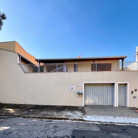 Casa à venda com 355m², 3 quartos e 4 vagas Casa à venda com 355m², 3 quartos e 4 vagasFachada