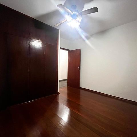 Casa à venda com 355m², 3 quartos e 4 vagas Casa à venda com 355m², 3 quartos e 4 vagasQuarto 1