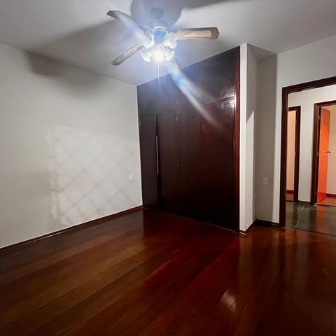 Casa à venda com 355m², 3 quartos e 4 vagas Casa à venda com 355m², 3 quartos e 4 vagasQuarto 1