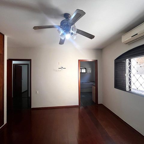 Casa à venda com 355m², 3 quartos e 4 vagas Casa à venda com 355m², 3 quartos e 4 vagasSuíte