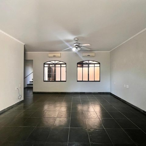 Casa à venda com 355m², 3 quartos e 4 vagas Casa à venda com 355m², 3 quartos e 4 vagasSala