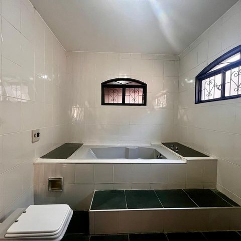 Casa à venda com 355m², 3 quartos e 4 vagas Casa à venda com 355m², 3 quartos e 4 vagasBanheiro Suíte