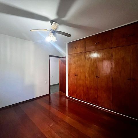 Casa à venda com 355m², 3 quartos e 4 vagas Casa à venda com 355m², 3 quartos e 4 vagasQuarto 2