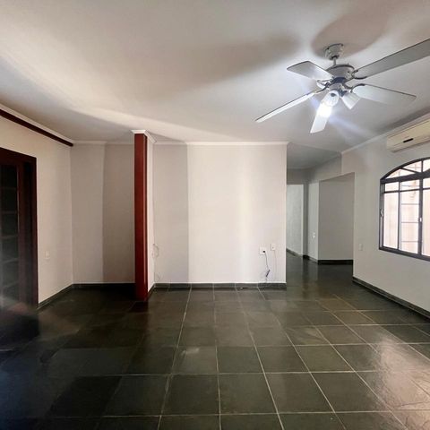 Casa à venda com 355m², 3 quartos e 4 vagas Casa à venda com 355m², 3 quartos e 4 vagasSala