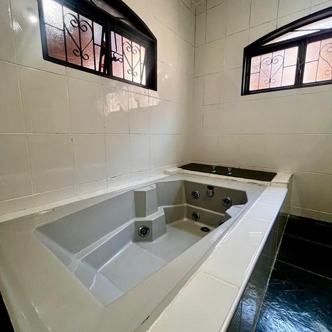 Casa à venda com 355m², 3 quartos e 4 vagas Casa à venda com 355m², 3 quartos e 4 vagasBanheiro Suíte