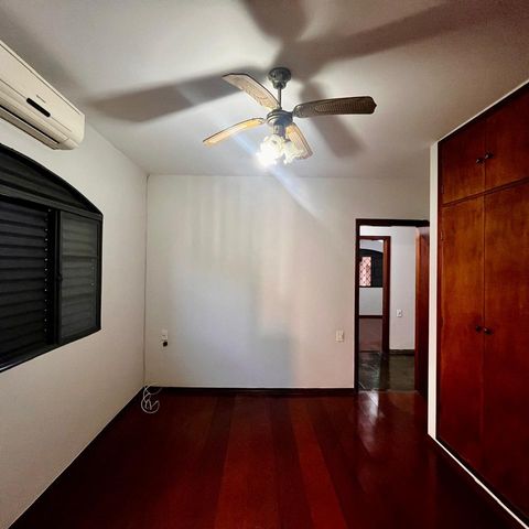 Casa à venda com 355m², 3 quartos e 4 vagas Casa à venda com 355m², 3 quartos e 4 vagasQuarto 2