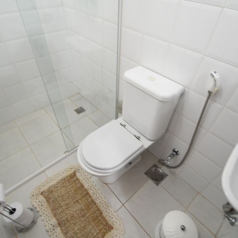 Casa de condomínio à venda com 470m², 4 quartos e 2 vagasBanheiro de serviço