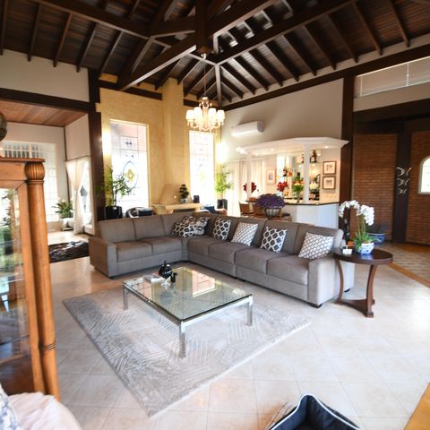 Casa de condomínio à venda com 470m², 4 quartos e 2 vagasSala