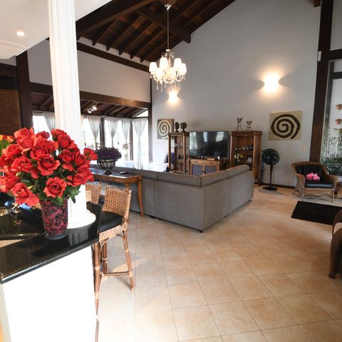Casa de condomínio à venda com 470m², 4 quartos e 2 vagasSala
