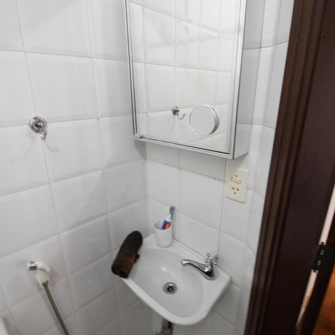 Casa de condomínio à venda com 470m², 4 quartos e 2 vagasBanheiro de serviço