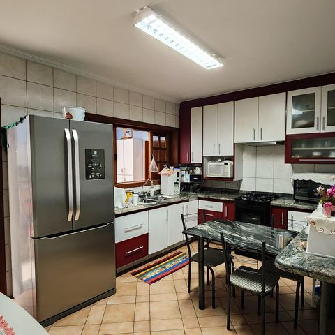 Casa à venda com 330m², 3 quartos e 3 vagas Casa à venda com 330m², 3 quartos e 3 vagasCozinha