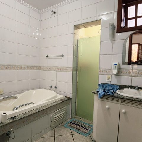 Casa à venda com 330m², 3 quartos e 3 vagas Casa à venda com 330m², 3 quartos e 3 vagasBanheiro