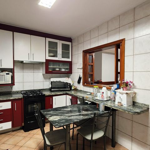 Casa à venda com 330m², 3 quartos e 3 vagas Casa à venda com 330m², 3 quartos e 3 vagasCozinha