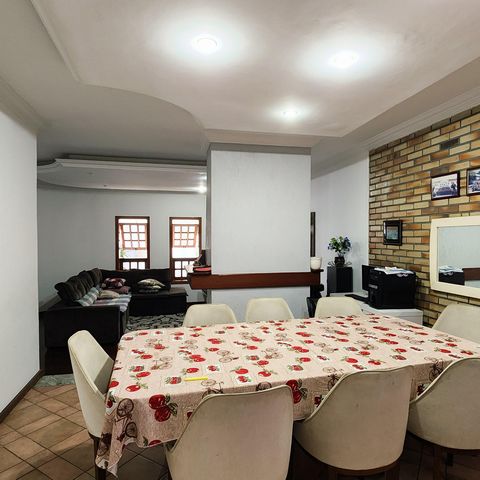Casa à venda com 330m², 3 quartos e 3 vagas Casa à venda com 330m², 3 quartos e 3 vagasSala de Jantar