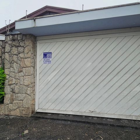 Casa à venda com 330m², 3 quartos e 3 vagas Casa à venda com 330m², 3 quartos e 3 vagasFachada