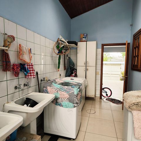 Casa à venda com 330m², 3 quartos e 3 vagas Casa à venda com 330m², 3 quartos e 3 vagasÁrea de Serviço