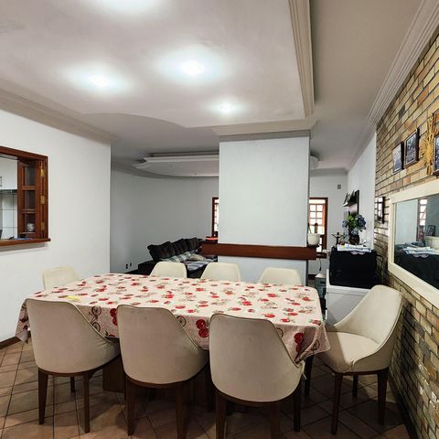 Casa à venda com 330m², 3 quartos e 3 vagas Casa à venda com 330m², 3 quartos e 3 vagasSala de Jantar