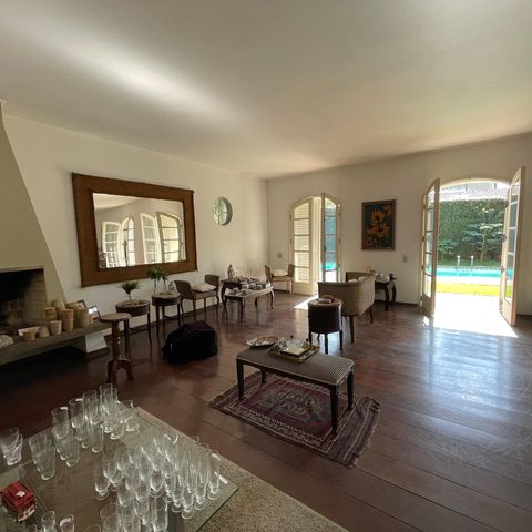 Casa à venda com 367m², 3 quartos e 4 vagas Casa à venda com 367m², 3 quartos e 4 vagasSala