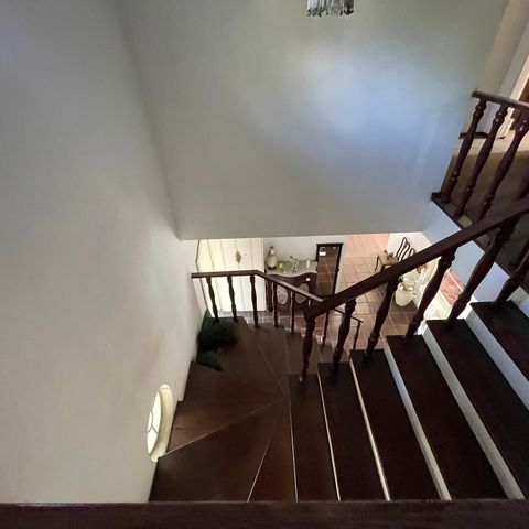 Casa à venda com 367m², 3 quartos e 4 vagas Casa à venda com 367m², 3 quartos e 4 vagasEscada