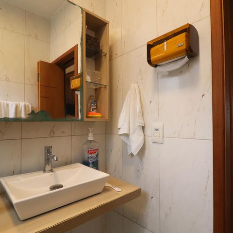 Casa à venda com 348m², 3 quartos e 12 vagasCasa 2 - Banheiro