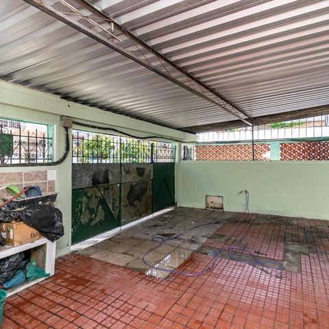 Casa à venda com 400m², 6 quartos e 2 vagasCasa frente - Varanda e garagem