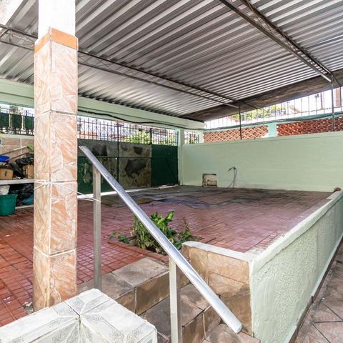 Casa à venda com 400m², 6 quartos e 2 vagasCasa frente - Varanda e garagem