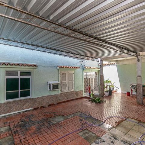 Casa à venda com 400m², 6 quartos e 2 vagasCasa frente - Varanda e garagem