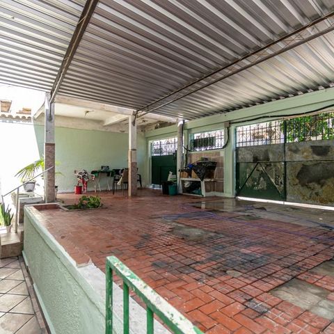 Casa à venda com 400m², 6 quartos e 2 vagasCasa frente - Varanda e garagem