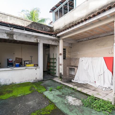 Casa à venda com 400m², 6 quartos e 2 vagasCasa - Quintal dos fundos