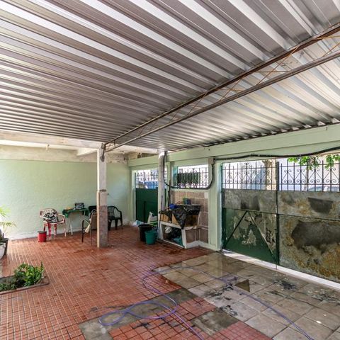 Casa à venda com 400m², 6 quartos e 2 vagasCasa frente - Varanda e garagem