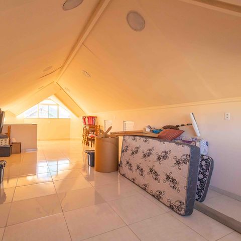 Casa de condomínio à venda com 270m², 4 quartos e 2 vagas Casa de condomínio à venda com 270m², 4 quartos e 2 vagasSótão