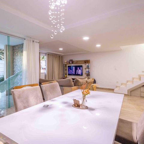 Casa de condomínio à venda com 270m², 4 quartos e 2 vagas Casa de condomínio à venda com 270m², 4 quartos e 2 vagasSala