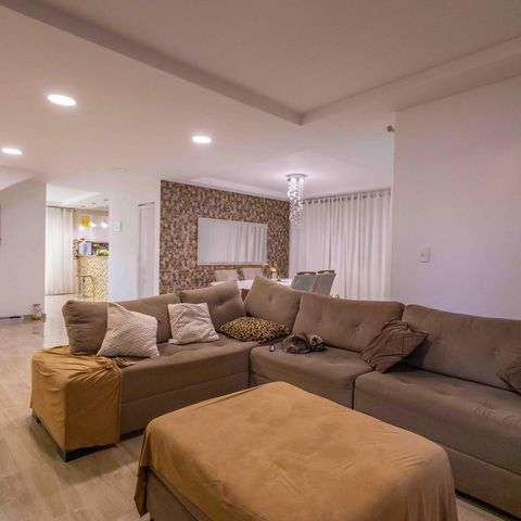 Casa de condomínio à venda com 270m², 4 quartos e 2 vagas Casa de condomínio à venda com 270m², 4 quartos e 2 vagasSala