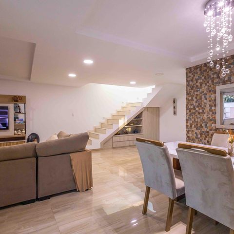 Casa de condomínio à venda com 270m², 4 quartos e 2 vagas Casa de condomínio à venda com 270m², 4 quartos e 2 vagasSala
