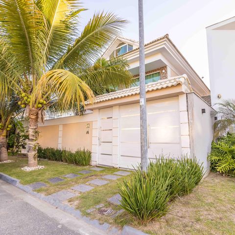 Casa de condomínio à venda com 270m², 4 quartos e 2 vagas Casa de condomínio à venda com 270m², 4 quartos e 2 vagasFachada