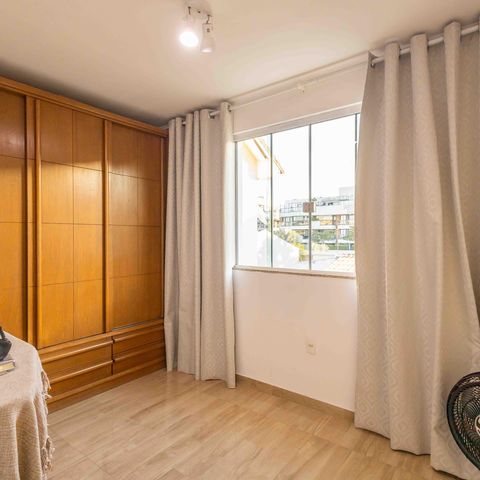 Casa de condomínio à venda com 270m², 4 quartos e 2 vagas Casa de condomínio à venda com 270m², 4 quartos e 2 vagasQuarto