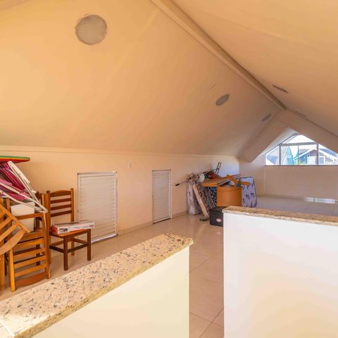 Casa de condomínio à venda com 270m², 4 quartos e 2 vagas Casa de condomínio à venda com 270m², 4 quartos e 2 vagasSótão