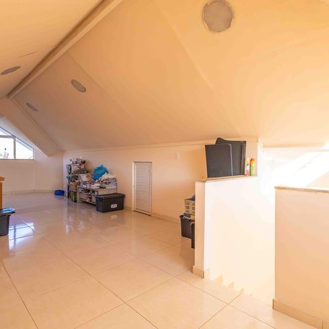 Casa de condomínio à venda com 270m², 4 quartos e 2 vagas Casa de condomínio à venda com 270m², 4 quartos e 2 vagasSótão