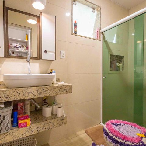 Casa de condomínio à venda com 270m², 4 quartos e 2 vagas Casa de condomínio à venda com 270m², 4 quartos e 2 vagasBanheiro da Suíte 1