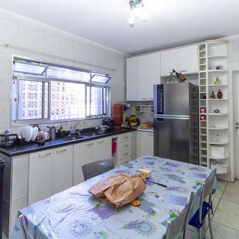 Casa à venda com 220m², 4 quartos e 4 vagas Casa à venda com 220m², 4 quartos e 4 vagasCozinha