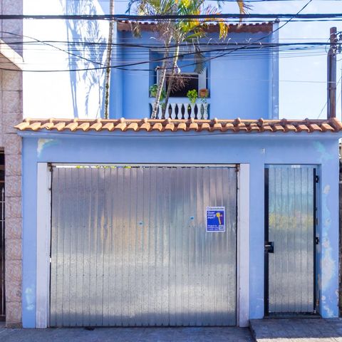 Casa à venda com 220m², 4 quartos e 4 vagas Casa à venda com 220m², 4 quartos e 4 vagasFachada