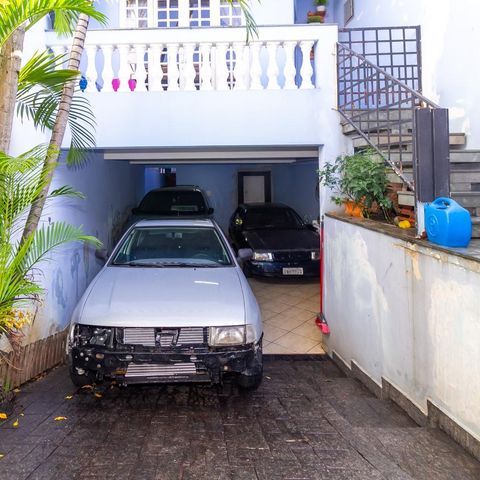 Casa à venda com 220m², 4 quartos e 4 vagas Casa à venda com 220m², 4 quartos e 4 vagasGaragem