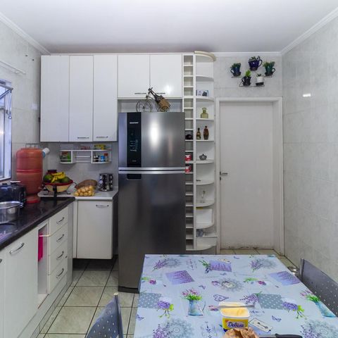 Casa à venda com 220m², 4 quartos e 4 vagas Casa à venda com 220m², 4 quartos e 4 vagasCozinha