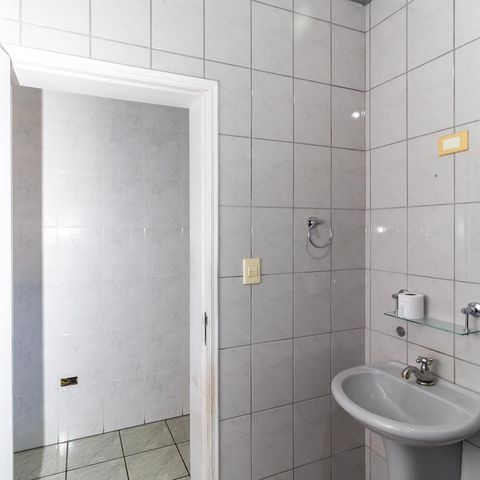 Casa à venda com 220m², 4 quartos e 4 vagas Casa à venda com 220m², 4 quartos e 4 vagasBanheiro 2