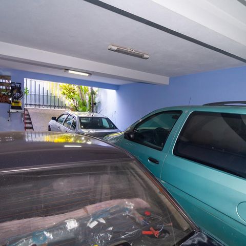 Casa à venda com 220m², 4 quartos e 4 vagas Casa à venda com 220m², 4 quartos e 4 vagasGaragem