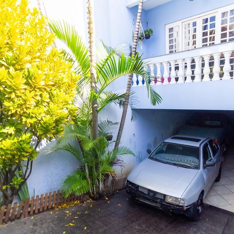 Casa à venda com 220m², 4 quartos e 4 vagas Casa à venda com 220m², 4 quartos e 4 vagasGaragem