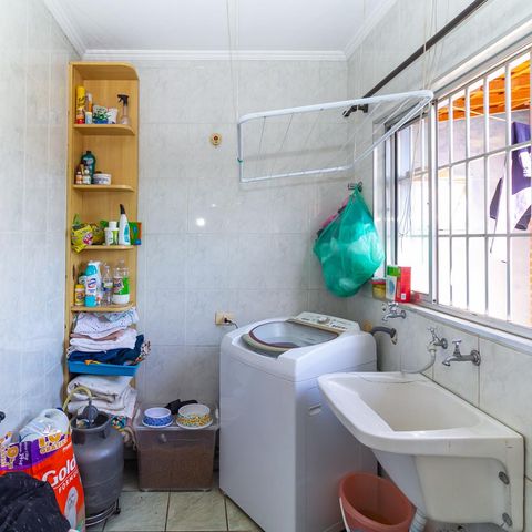 Casa à venda com 220m², 4 quartos e 4 vagas Casa à venda com 220m², 4 quartos e 4 vagasÁrea de Serviço