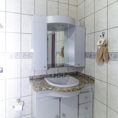 Casa à venda com 220m², 4 quartos e 4 vagas Casa à venda com 220m², 4 quartos e 4 vagasBanheiro 1