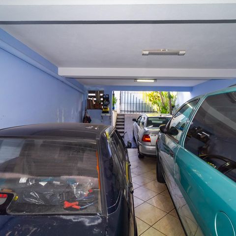 Casa à venda com 220m², 4 quartos e 4 vagas Casa à venda com 220m², 4 quartos e 4 vagasGaragem