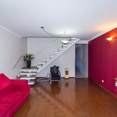 Casa à venda com 220m², 4 quartos e 4 vagas Casa à venda com 220m², 4 quartos e 4 vagasSala